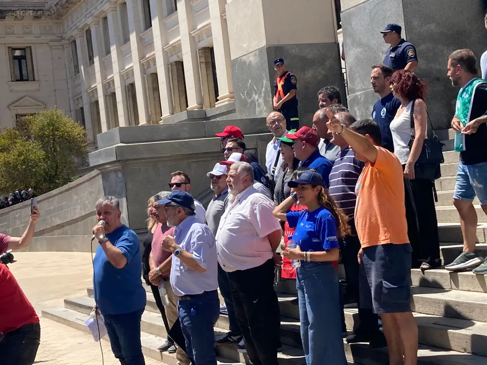 Movilización contra el mega DNU en Córdoba (gentileza) 3