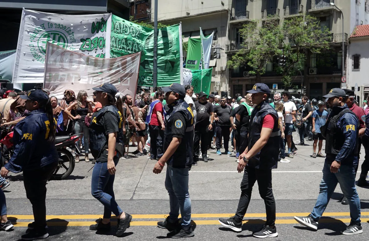 Empleados estatales nucleados en ATE marcharon a la jefatura de gabinete escoltados por un fuerte cordon policial 1 Foto NA DANIEL VIDES
