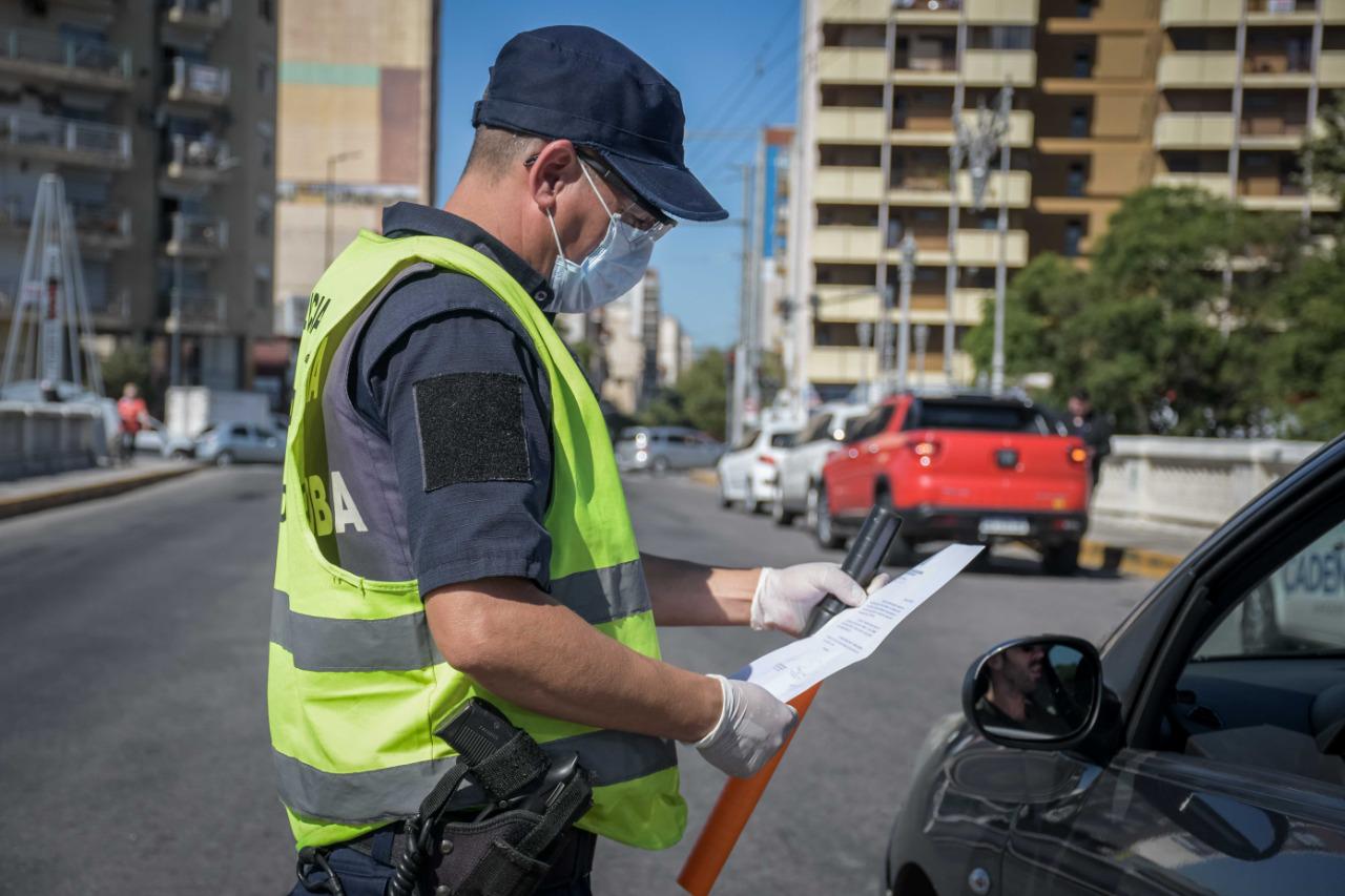 policia cuarentena 2