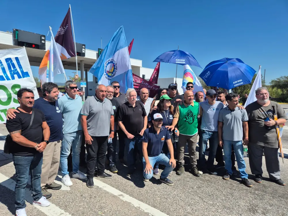 Acción de protesta y visibilización de gremios estatales por los reclamos de la Caja (Suoem)
