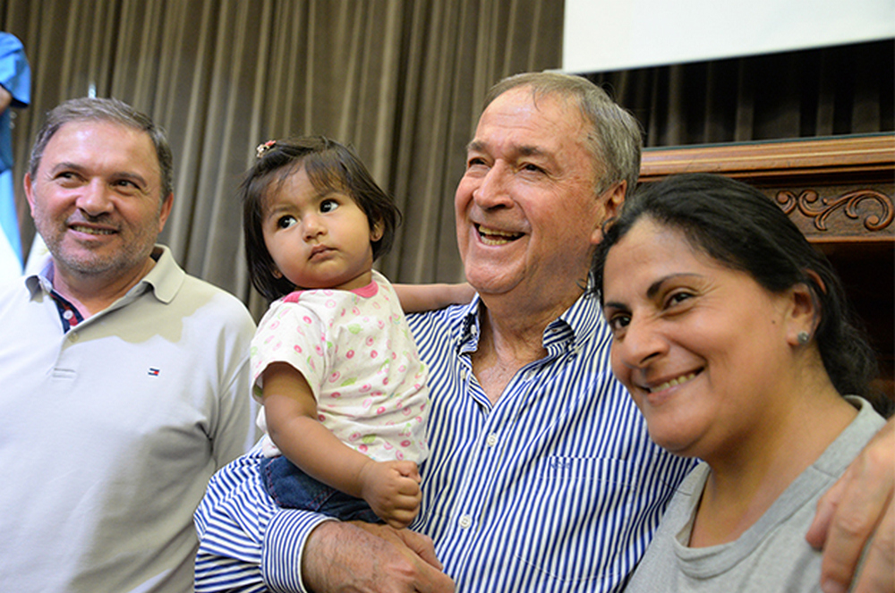 schiaretti con vecinos
