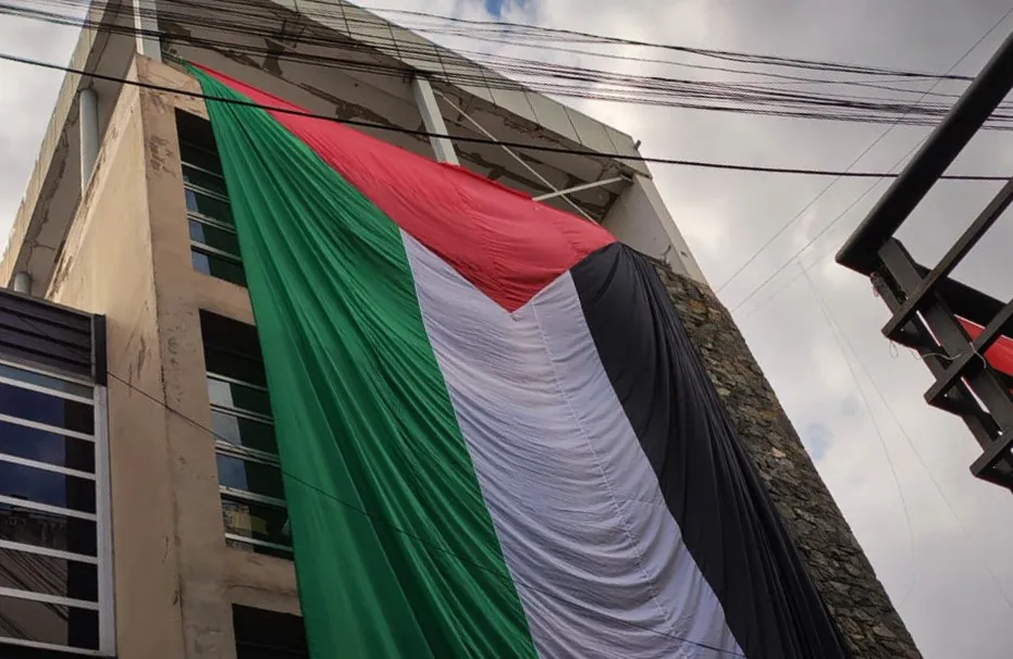 Bandera palestina en la Facultad de Derecho de la UNC (gentileza) 02