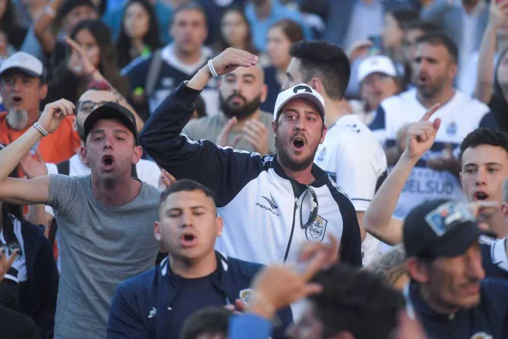 Hinchas de Gmnasia protesta by Télam
