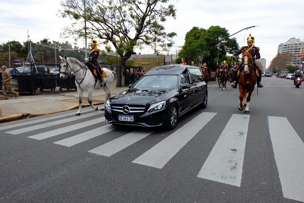 traslado De la Rúa by prensa Granadereos a Caballo