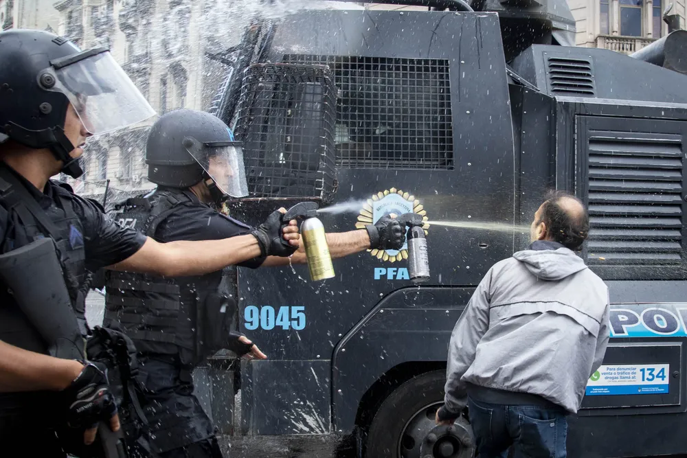 Represión marcha de jubilado by na