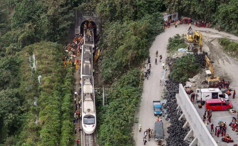 Tren descarrilado en Taiwán by Twitter