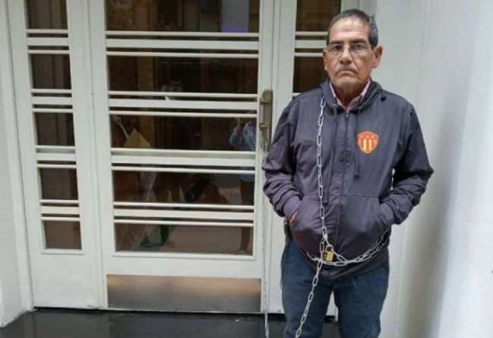 El vice de Sarmiento se encadenó en la puerta de AFA para protestar