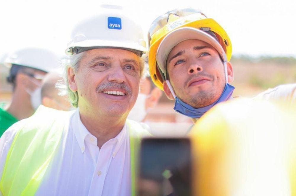 Alberto Fernández con obrero en Quilmes