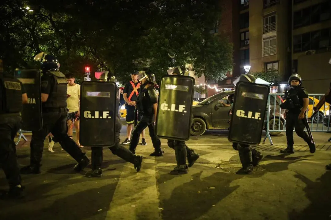 Represión policial en Córdoba (Enfant Terrible)