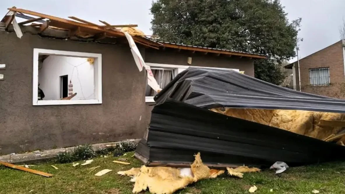 Villa del Dique: investigan la causa de una explosión que destruyó una vivienda thumbnail