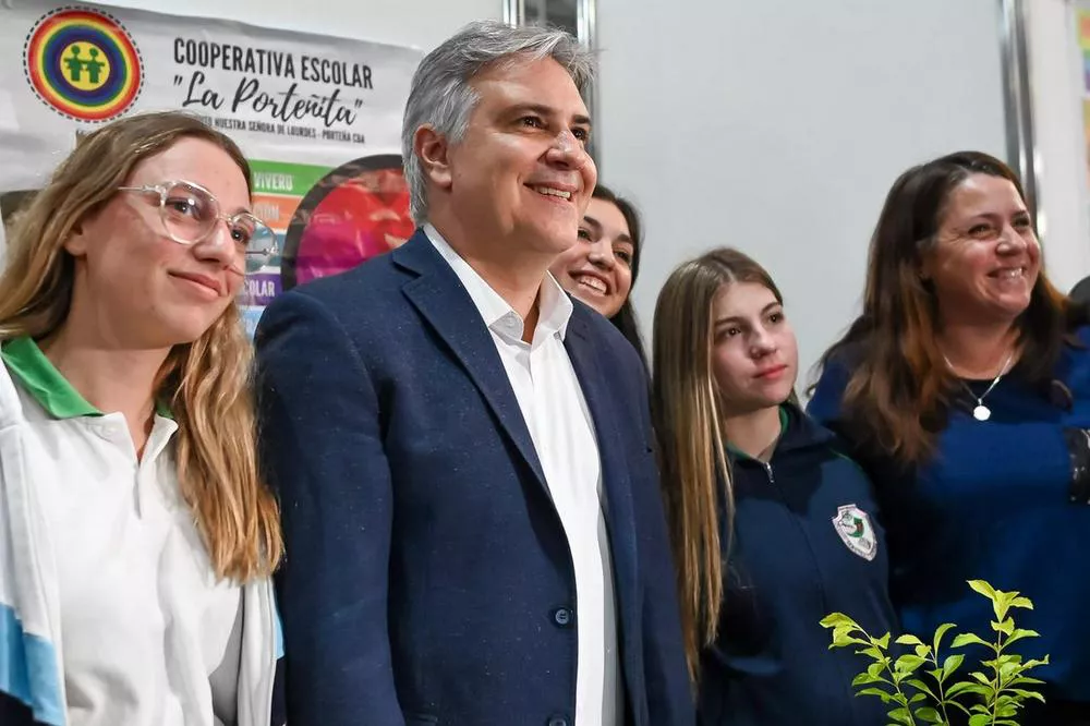 llaryora con coop educacion (2)
