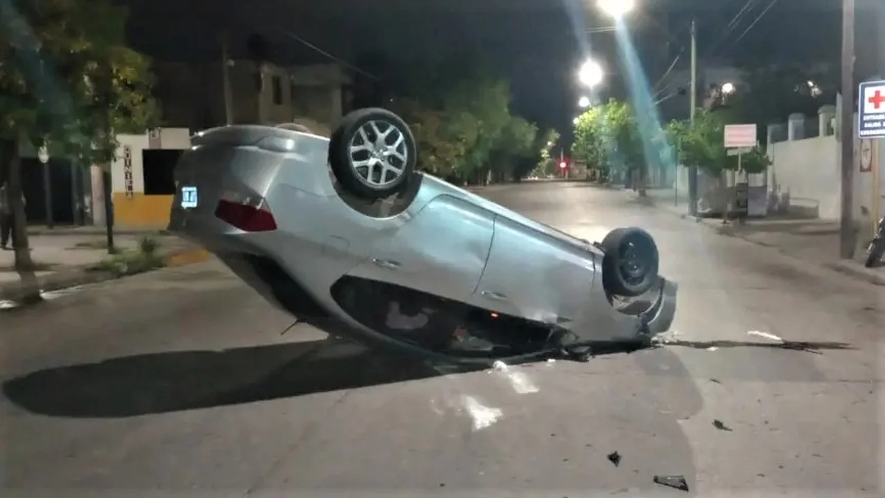 Auto volcó y chocó a otros en barrio Pueyrredón (gentileza)