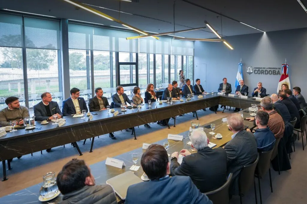 Reunión de Llaryora con representantes de Stellantis y la industria automotriz (Gobierno de Córdoba)