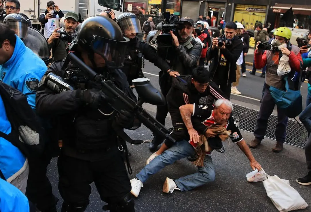 Represión a jubilados (Rodrigo Ruiz Revista Cítrica)