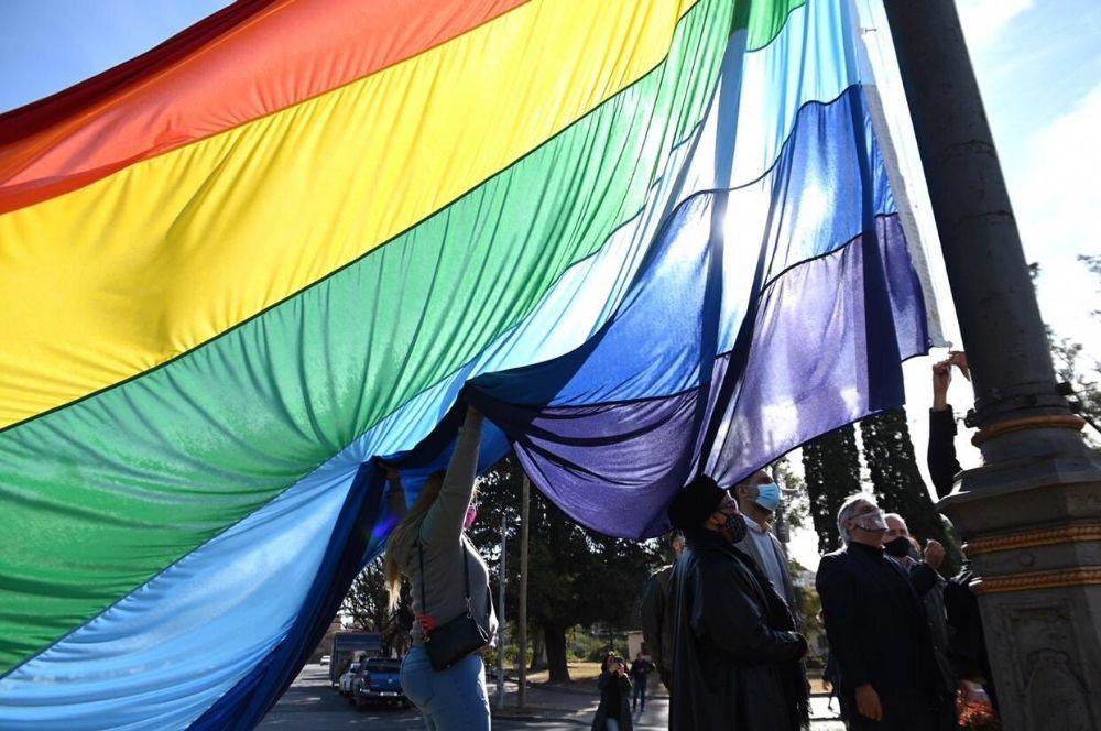 Llaryora bandera LGTBIQ+