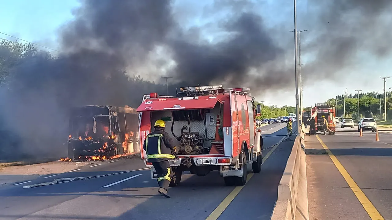 Incendio de colectivo en Río Ceballos (Policía)