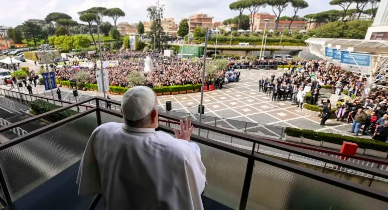papa francisco cuando le dieron el alta by na