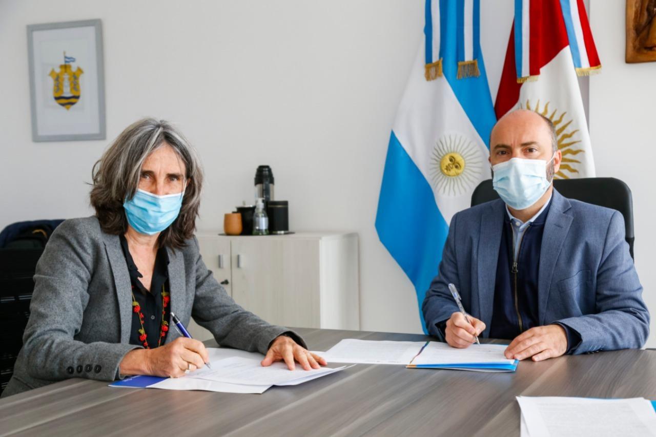 Juan Domingo Viola, secretario de Participación Ciudadana, y Gabriela Richard, directora de la Fundación Prosalud