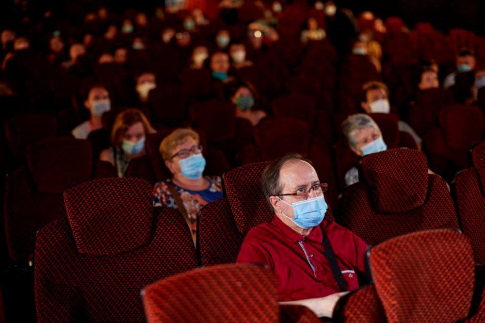 cine con barbijos by Infobae