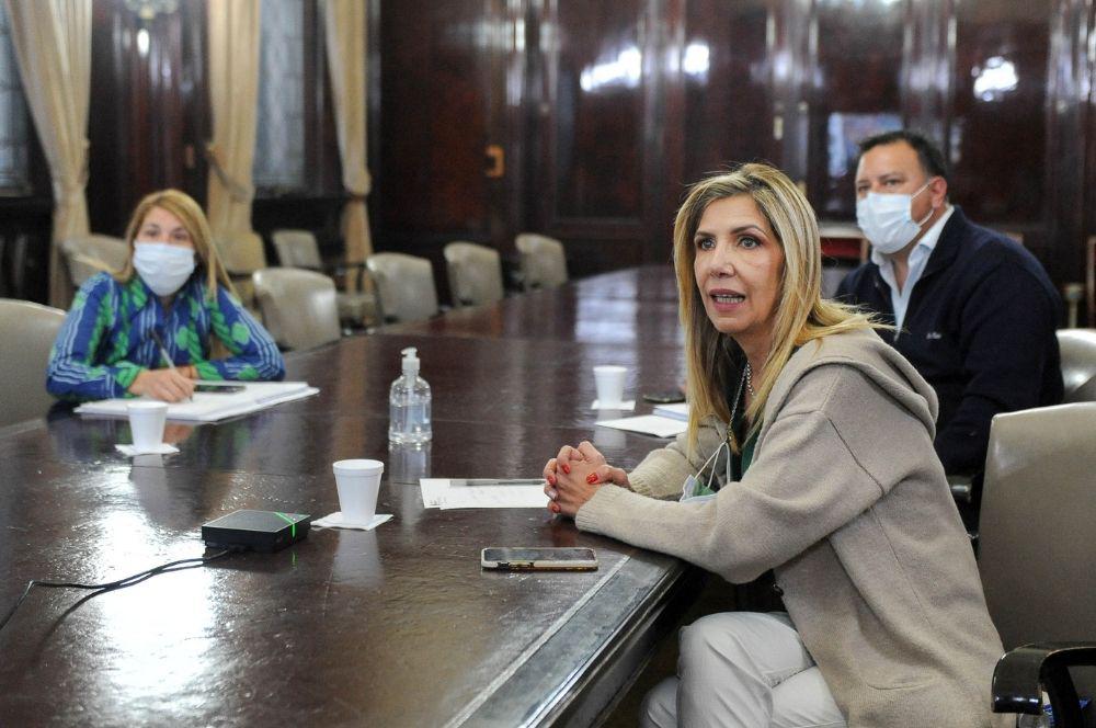 La secretaria de Asuntos Políticos Patricia García Blanco y la titular de la Dirección Nacional Electoral Diana Quiodo