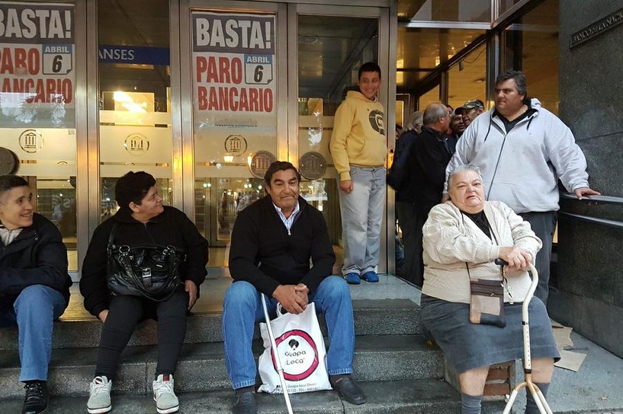 espera en banco by @leoguevara80