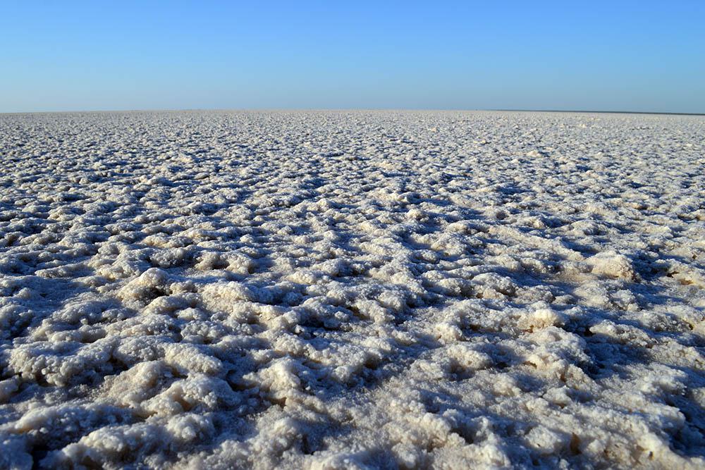Las texturas del salar van cambiando a medida que caminamos