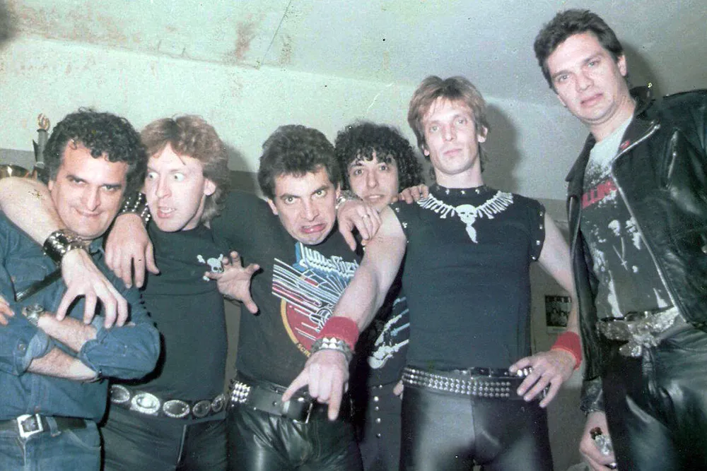 Mario Luna con grupo riff en Juniors 84