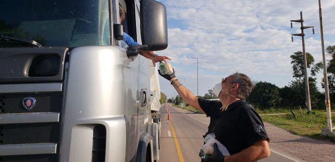 hombre ayuda a camioneros by gentileza