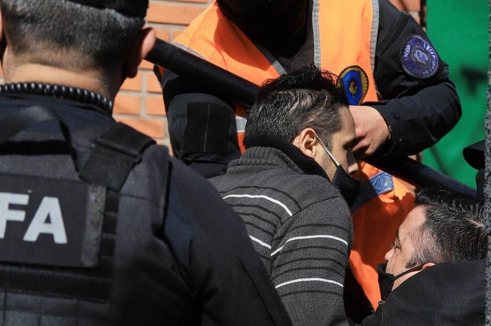 Ex policia esposado en Olivos