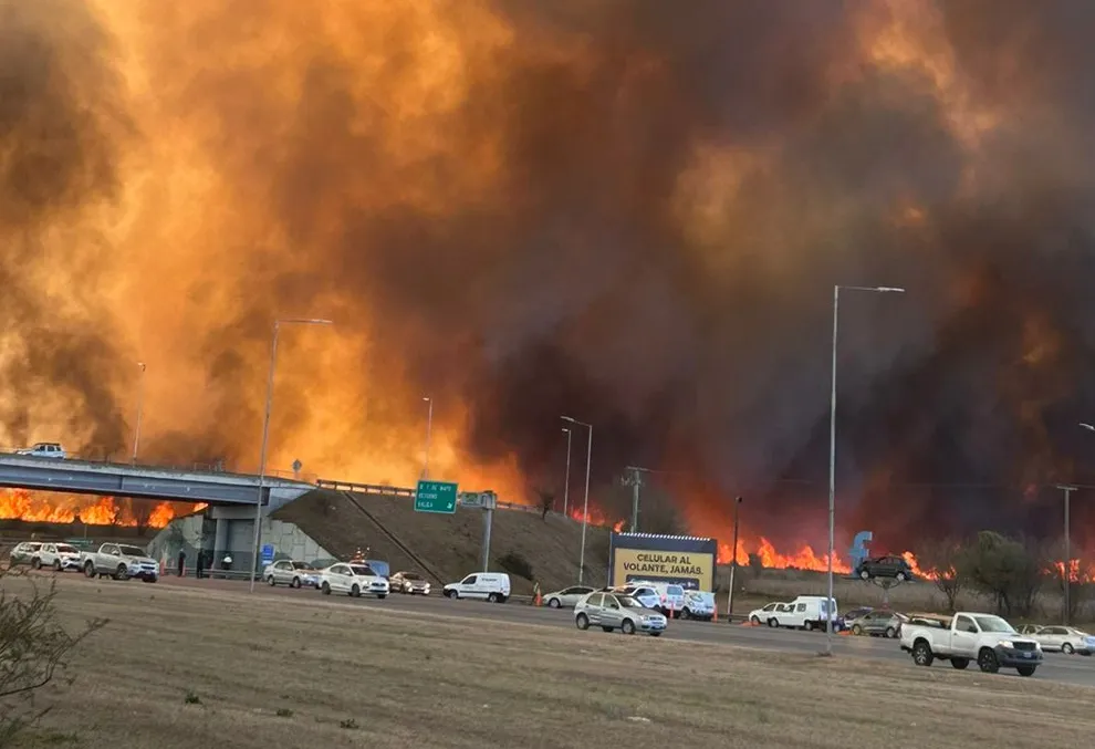 fuego La Calera autopista