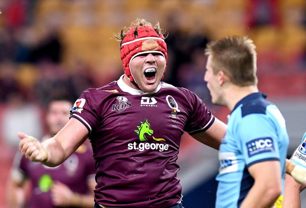 El octavo debutante Harry Wilson festeja su try en el debut ganador de los Reds ante su archirrival Waratahs