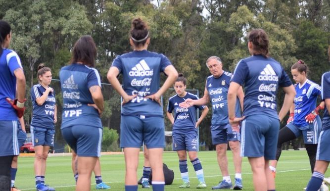 Las chicas del fútbol buscan llegar al mundial, y tendrán apoyo total en las tribunas