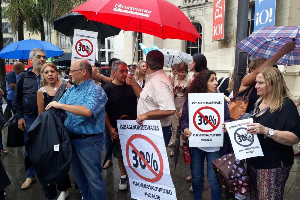 Agencias de viajes protesta Olmos by Gerardo Fornasero