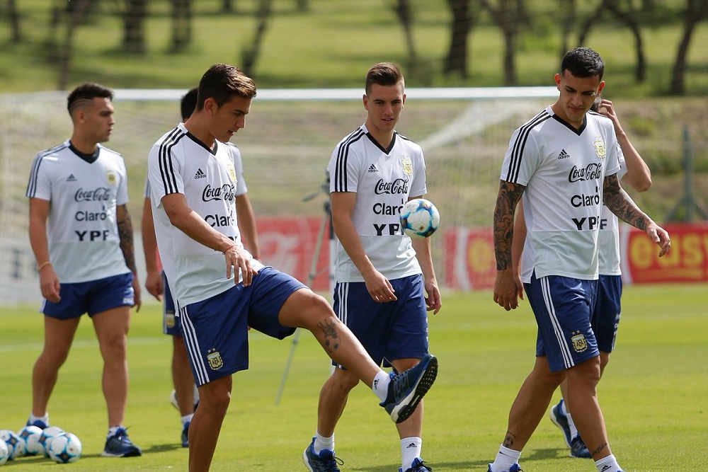 Scaloni pone línea de tres defensores ante México este martes, sin Dybala