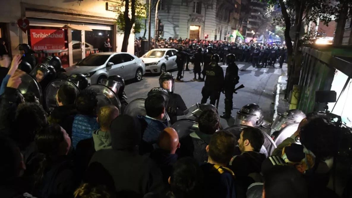 Policía de CABA fente a casa de CFK by Télam
