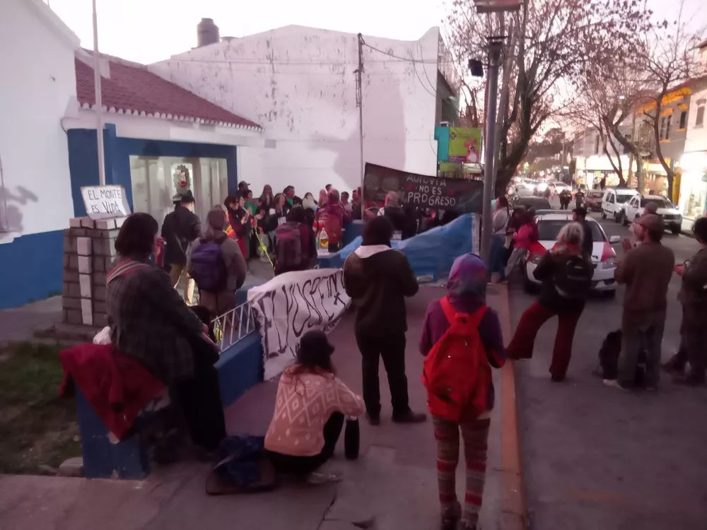 A,mbientalistas frente a Comisaría La Falda by La Minga
