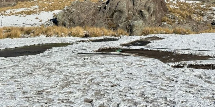 Inesperada postal de las sierras: en pleno octubre volvió a nevar en las Altas Cumbres thumbnail