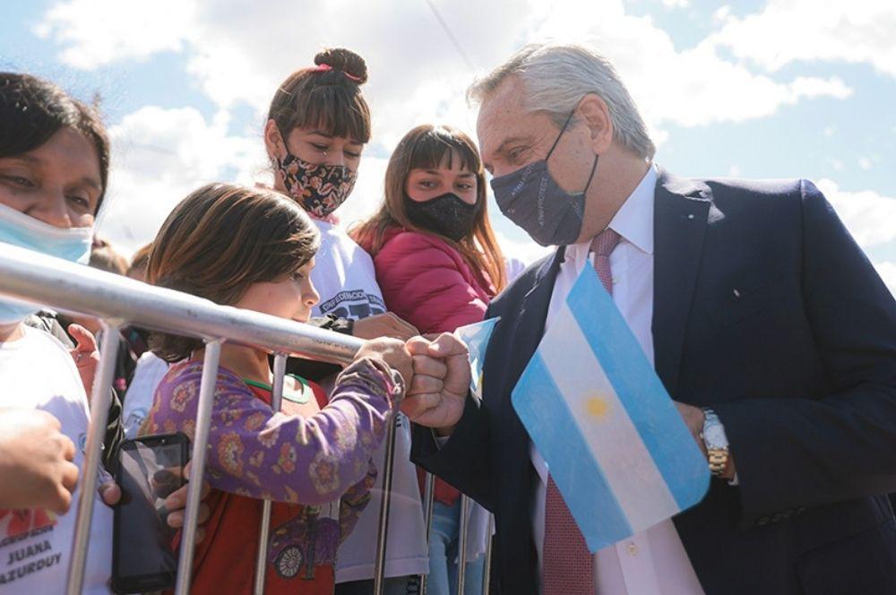 Alberto Fernández con niño bandera