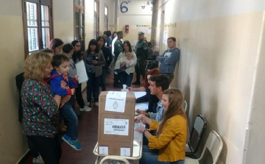 LILIANA OLIVERO VOTANDO