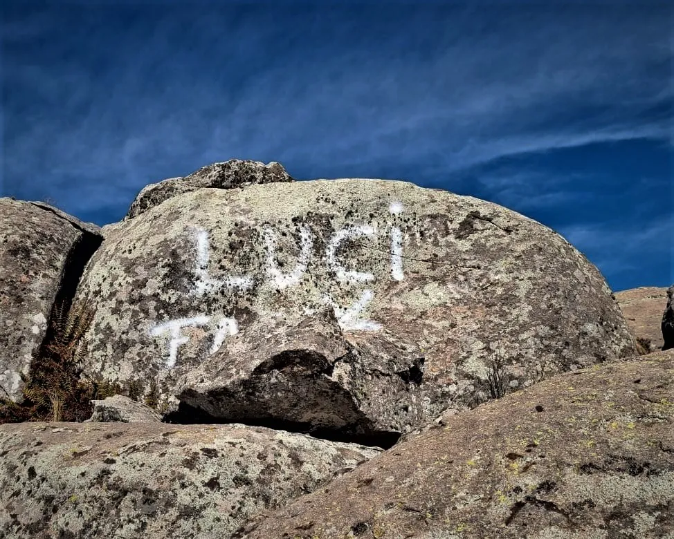 Piedra pintada en Camino a las Altas Cumbres (Policía)