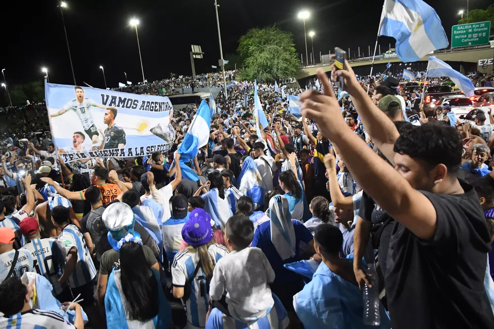 Hinchas en Ezeiza by telam
