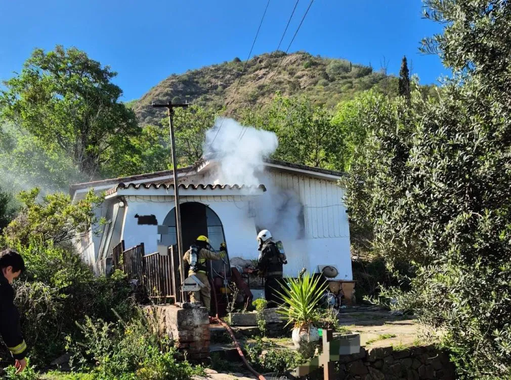 Incendio casa V Carlos Paz by Policia