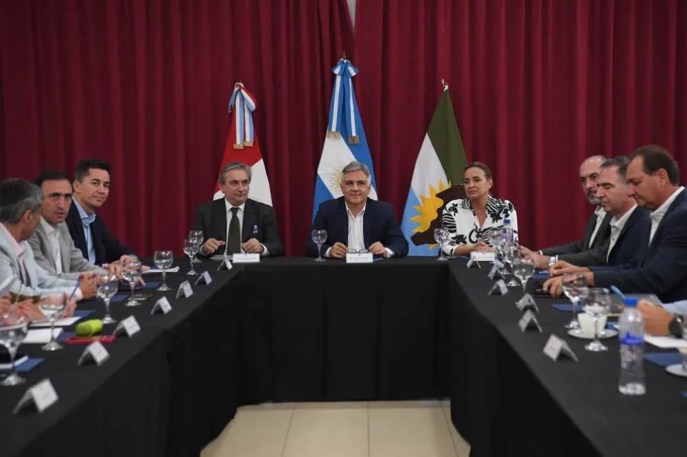 Llaryora visitó C del Eje prensa.cba