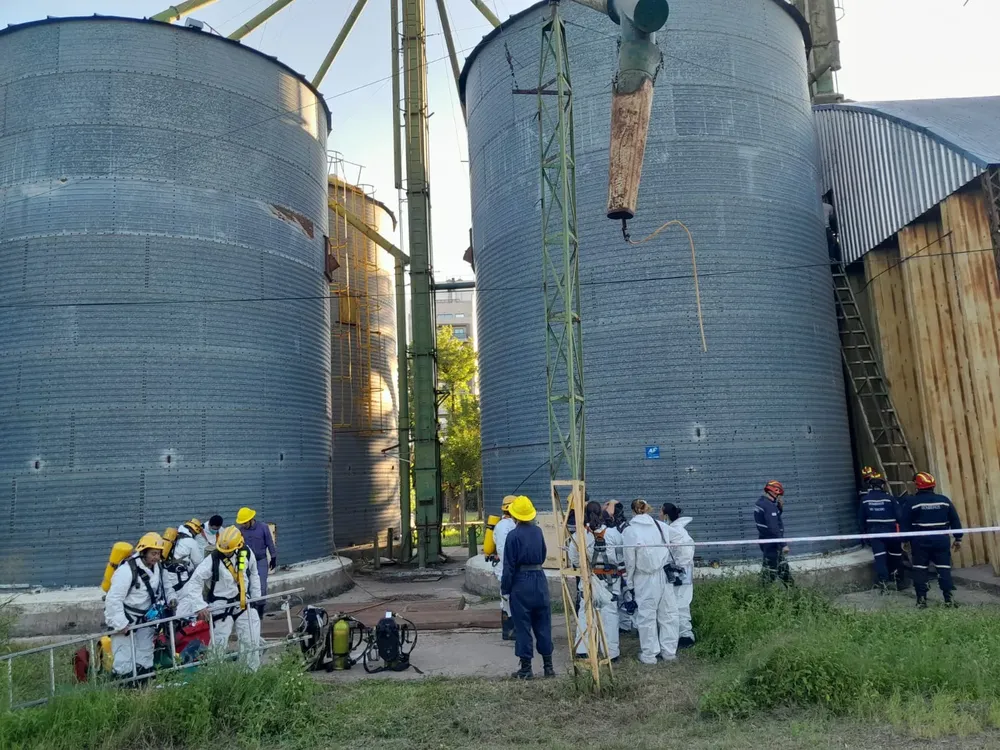 cuerpo en silo abandonado by poli