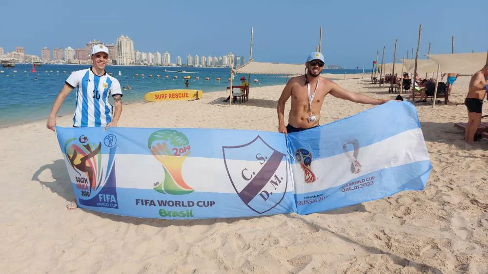 argentinos en playas qataríes by Jelic