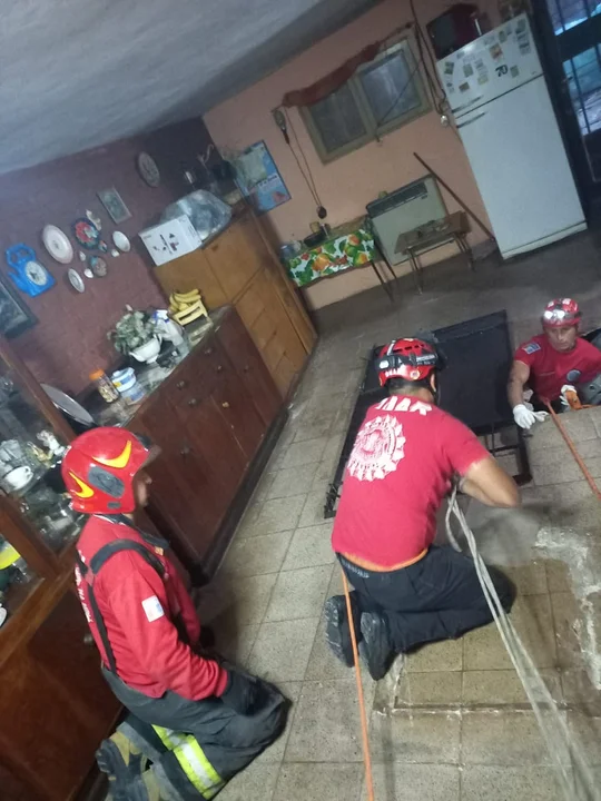 rescate mujer en un pozo by Policía