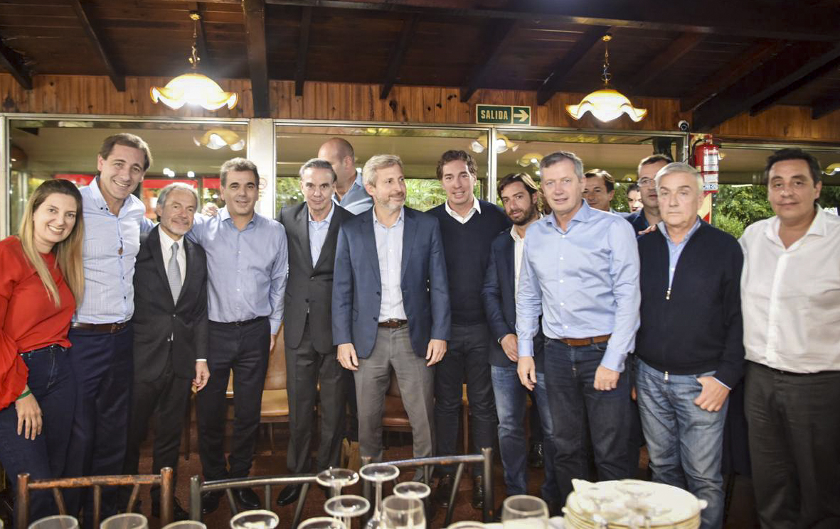 Pichetto con dirigentes peronistas pro by NA