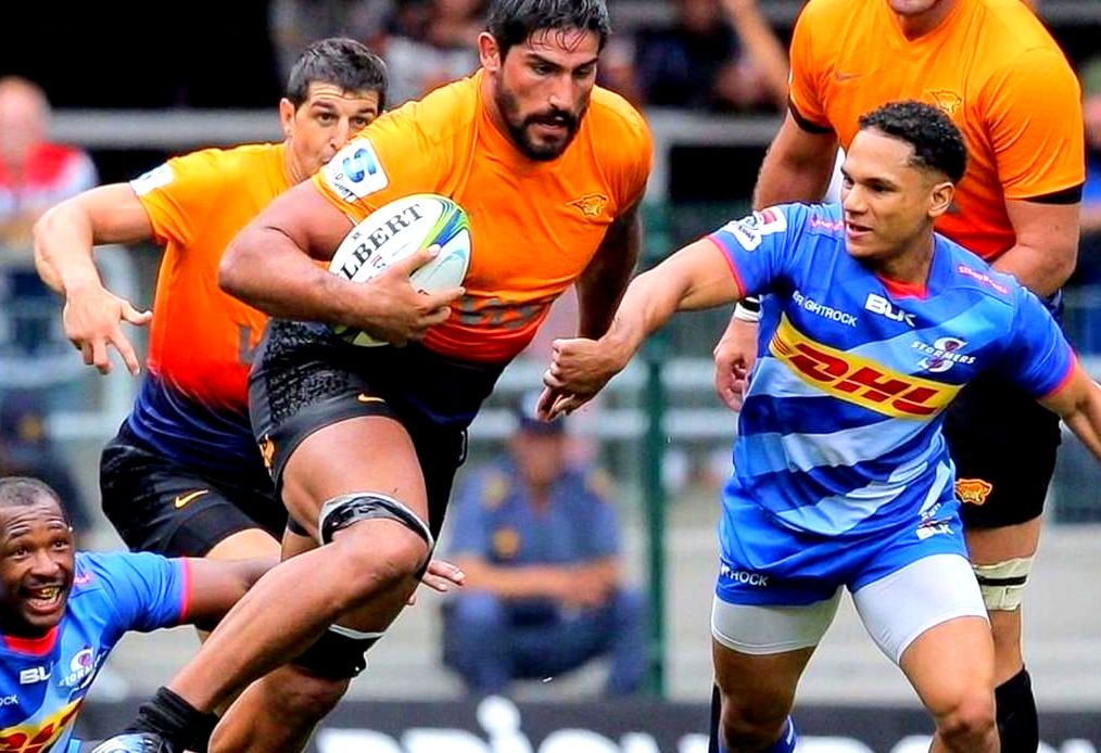 El octavo Rodrigo Bruni supera al medio scrum Herschel Jantjies y va a marcar su try