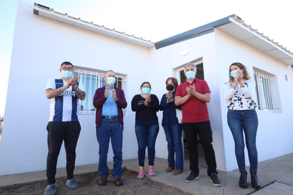 schiaretti y llaryora entregaron viviendas sociales