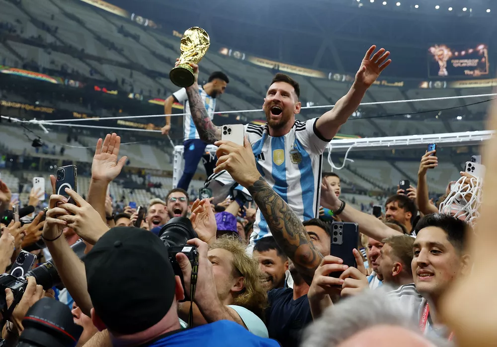 Messi levanta la Copa del Mundo (Reuters NA)